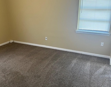 705 Lawson Drive - Photo Thumbnail 5