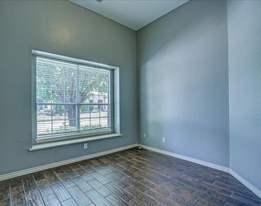 1617 Thompson Drive - Photo Thumbnail 3