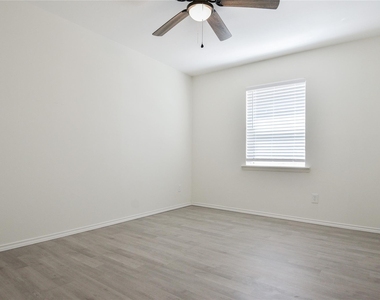 508 Rogers Way - Photo Thumbnail 7