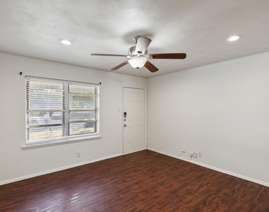 809 Helen Drive - Photo Thumbnail 2