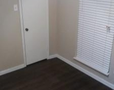 2108 Sam Houston Drive - Photo Thumbnail 9