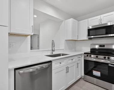 11451 Lakeview Drive - Photo Thumbnail 5