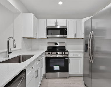 11451 Lakeview Drive - Photo Thumbnail 6