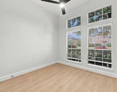 906 Homestead Trail - Photo Thumbnail 19