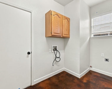 906 Homestead Trail - Photo Thumbnail 21