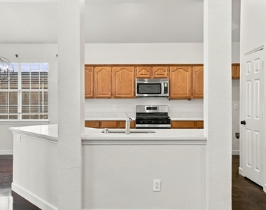 906 Homestead Trail - Photo Thumbnail 8