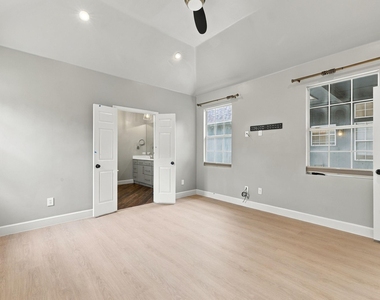 906 Homestead Trail - Photo Thumbnail 14