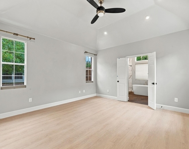 906 Homestead Trail - Photo Thumbnail 13