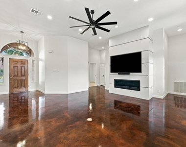 906 Homestead Trail - Photo Thumbnail 5