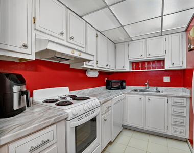 555 Se 8th Street - Photo Thumbnail 2