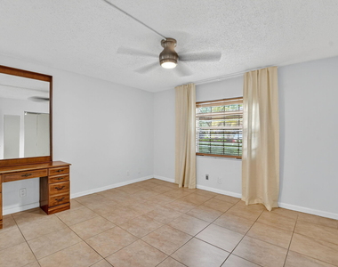 555 Se 8th Street - Photo Thumbnail 11
