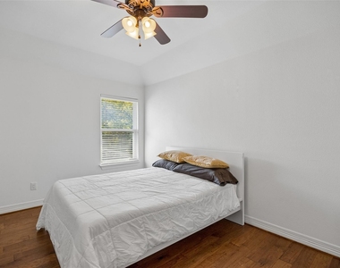 8525 Briarwood Lane - Photo Thumbnail 16