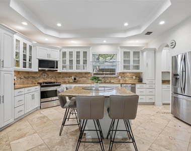 8525 Briarwood Lane - Photo Thumbnail 5