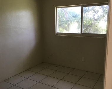 700 Nw 10th Terrace - Photo Thumbnail 7