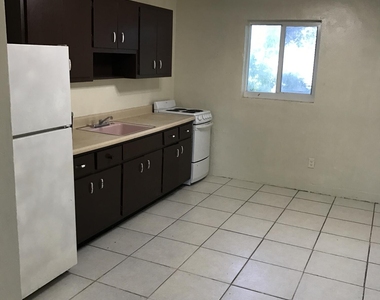 700 Nw 10th Terrace - Photo Thumbnail 3