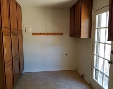 702 Jones Street - Photo Thumbnail 7