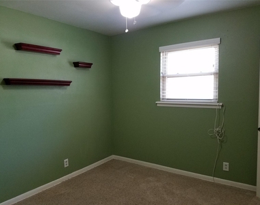 702 Jones Street - Photo Thumbnail 10