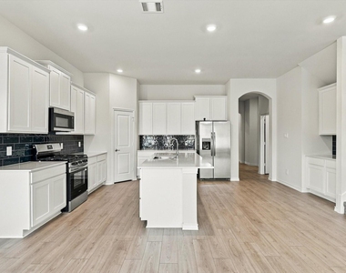 1705 Patricia Drive - Photo Thumbnail 6