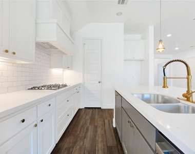 8509 Lake Arrowhead Trail - Photo Thumbnail 5