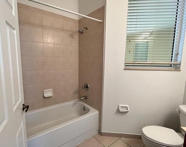 10805 Nw 89th Terrace - Photo Thumbnail 17