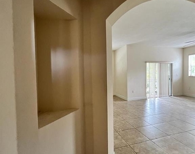 10805 Nw 89th Terrace - Photo Thumbnail 7