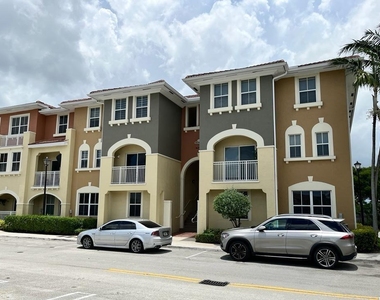 10805 Nw 89th Terrace - Photo Thumbnail 3