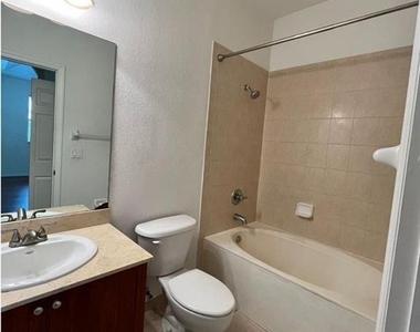 10805 Nw 89th Terrace - Photo Thumbnail 16