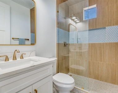 708 W 10th Street - Photo Thumbnail 17