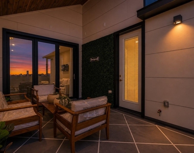 708 W 10th Street - Photo Thumbnail 4
