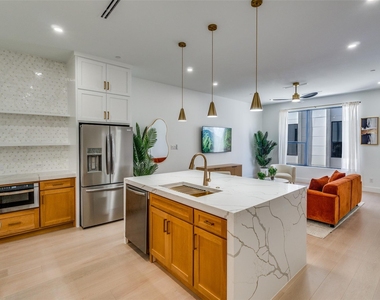 708 W 10th Street - Photo Thumbnail 12