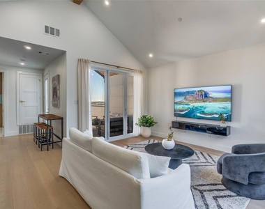 708 W 10th Street - Photo Thumbnail 19