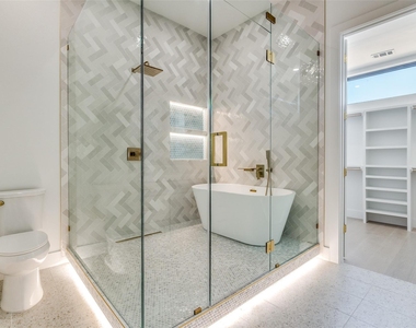 708 W 10th Street - Photo Thumbnail 7