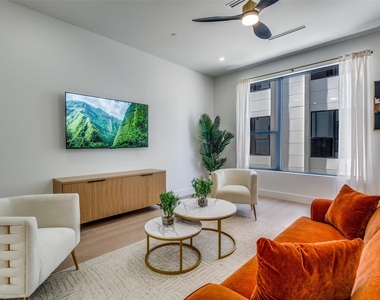 708 W 10th Street - Photo Thumbnail 14