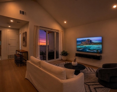 708 W 10th Street - Photo Thumbnail 2