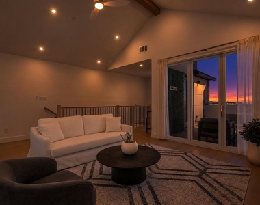 708 W 10th Street - Photo Thumbnail 3