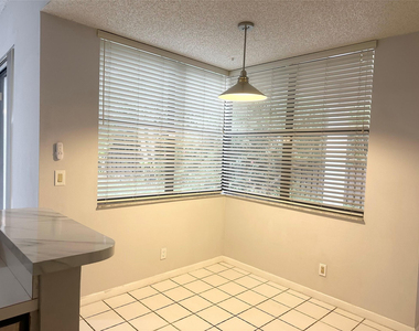 10461 Nw 12th Court - Photo Thumbnail 5