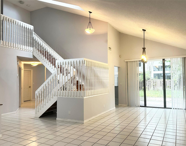 10461 Nw 12th Court - Photo Thumbnail 4