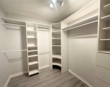 10461 Nw 12th Court - Photo Thumbnail 9