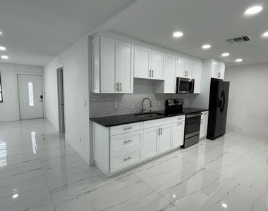 528 N Margaret Court - Photo Thumbnail 5