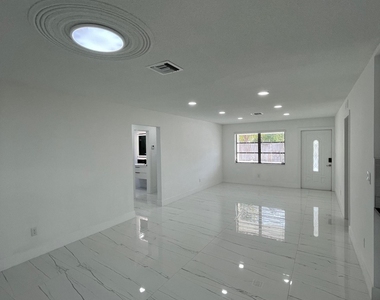 528 N Margaret Court - Photo Thumbnail 3