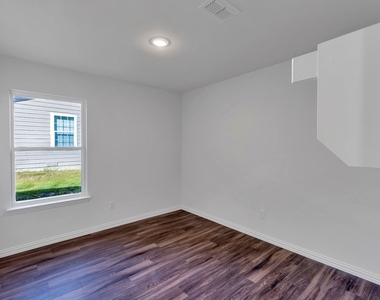 625 Whitworth Street - Photo Thumbnail 4