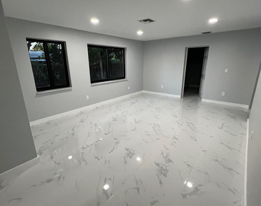 285 Ne 43rd Street - Photo Thumbnail 3