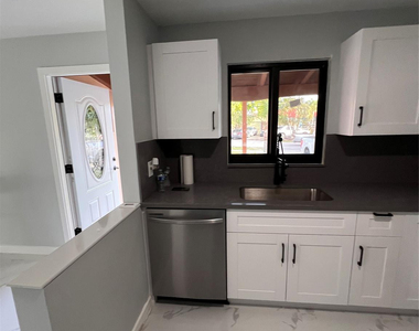285 Ne 43rd Street - Photo Thumbnail 4