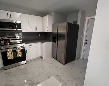 285 Ne 43rd Street - Photo Thumbnail 5
