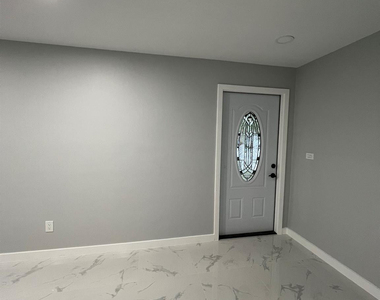 285 Ne 43rd Street - Photo Thumbnail 2