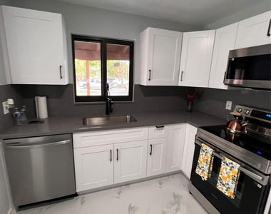 285 Ne 43rd Street - Photo Thumbnail 7