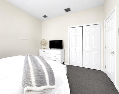 13620 Folkestone Court W - Photo Thumbnail 20