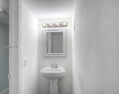 10907 N Kendall Drive - Photo Thumbnail 5