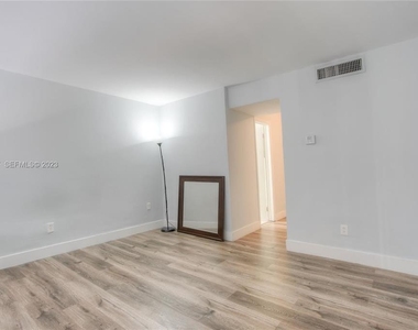 10907 N Kendall Drive - Photo Thumbnail 6