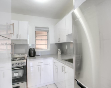 10907 N Kendall Drive - Photo Thumbnail 3